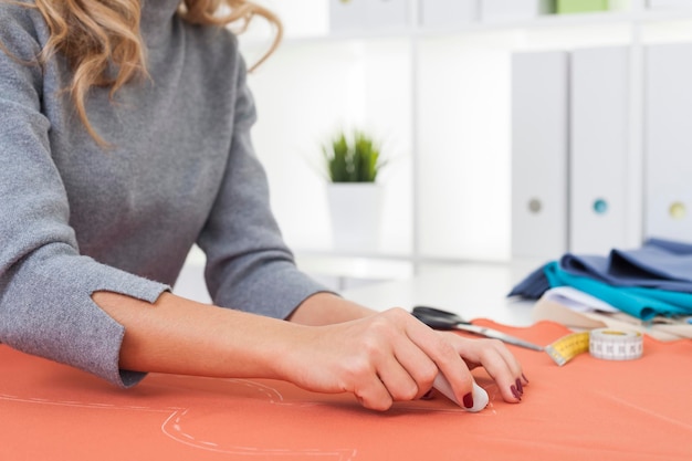 Osoba haftująca przy stole